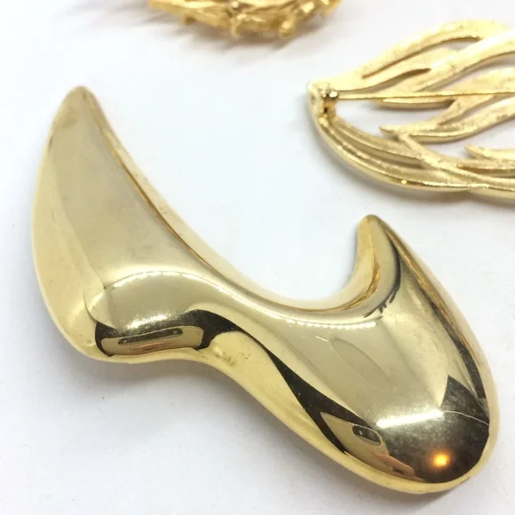 !!SOLD!! VINTAGE BROOCHES LOT OF 5 MONET CROWN TRIFARI GOLD TONE LEAF ABSTRACT - Picture 8 of 14